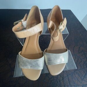 Naturalizer Tan and Gold Sandals with Minimalist Design Women’s Size 6.5